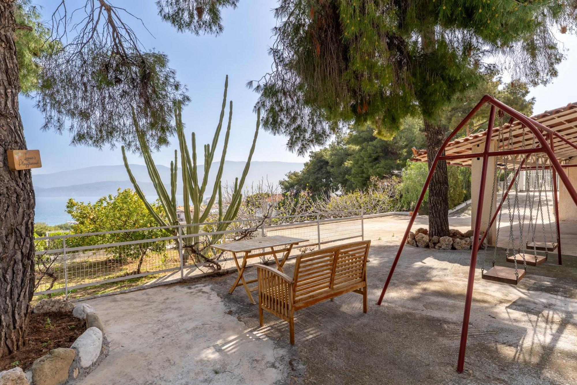 Villa The House Of Gratitude - Poolside Retreat Loutra Oraias Elenis Exterior foto